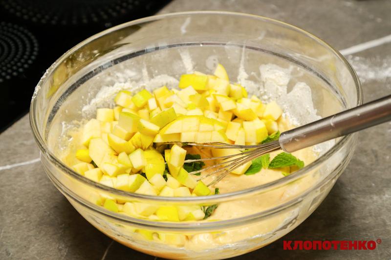 тісто з яблуками