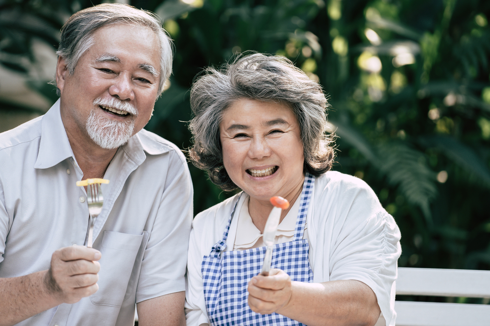 чоловік і жінка з Японії пропонують спробувати страву