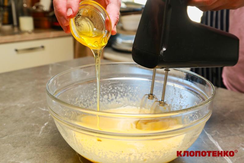 Збивання міксером яєць з олією