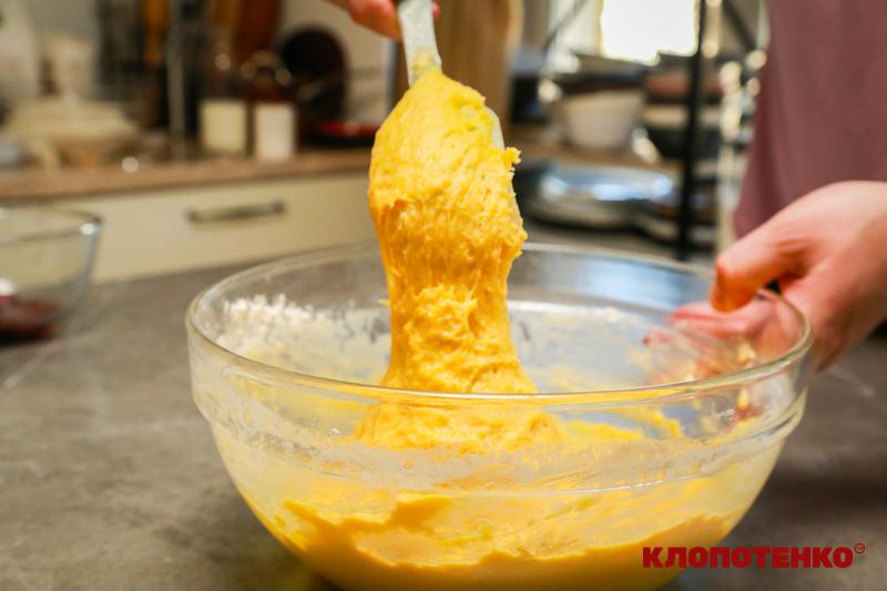 Замішування тіста для паски