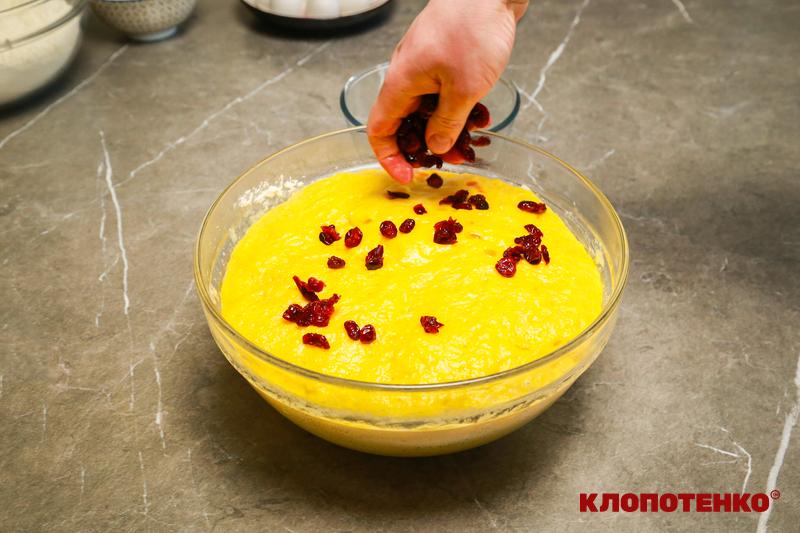 Вмішування в'яленої вишні в тісто