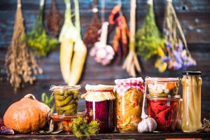 ферментовані продукти на фоні овочів