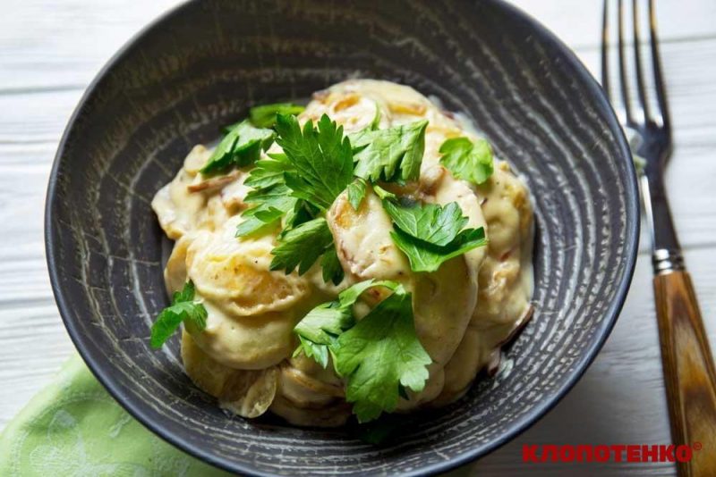Картопля з шинкою, цибулею та сиром 