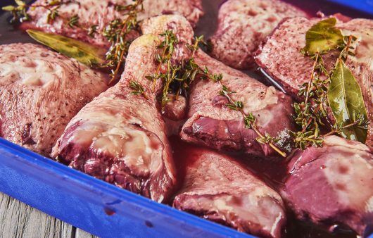Сухий проти рідкого: який маринад краще обрати для мʼяса та чому