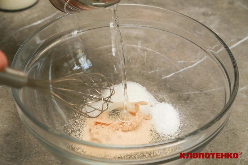 Змішування дріжджів з водою
