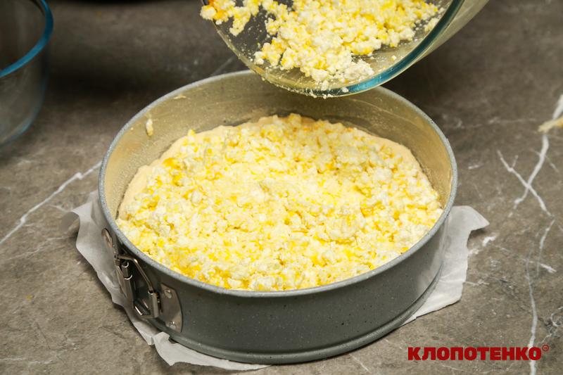 Викладання тіста та начинки у форму для випікання