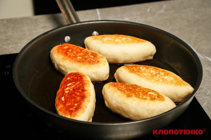 Смаження пиріжків з сиром на сковороді