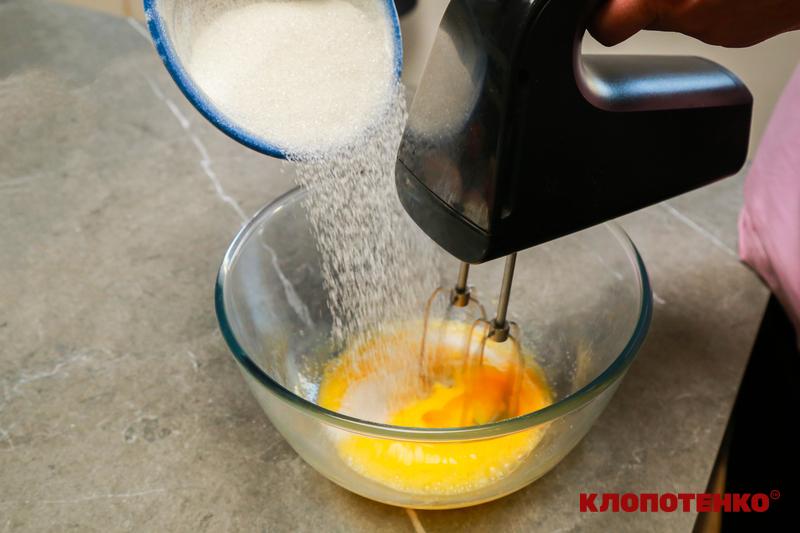Збивання яєць з цукром