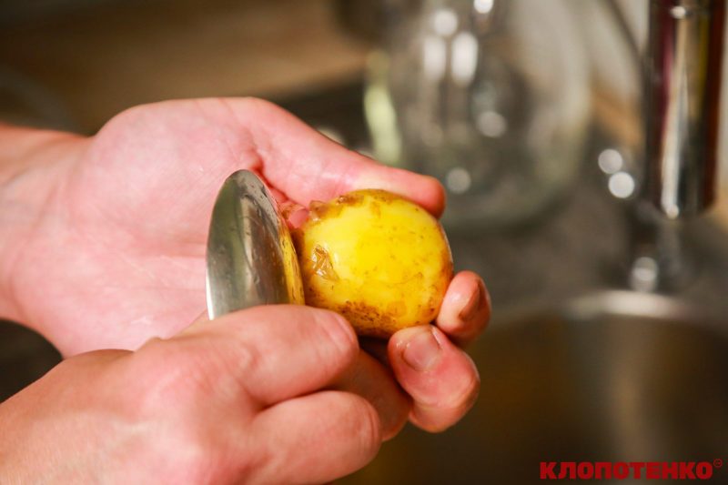 Як почистити картоплю ложкою