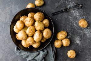 Як почистити молоду картоплю