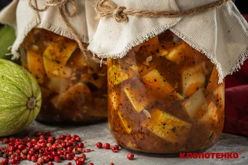 кабачки з соусом сацебелі