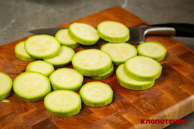 Нарізані кабачки