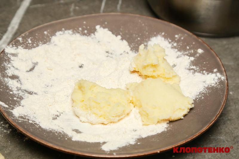 Панірування манників у борошні