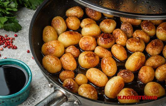 молода картопля на сковороді з соєвим соусом