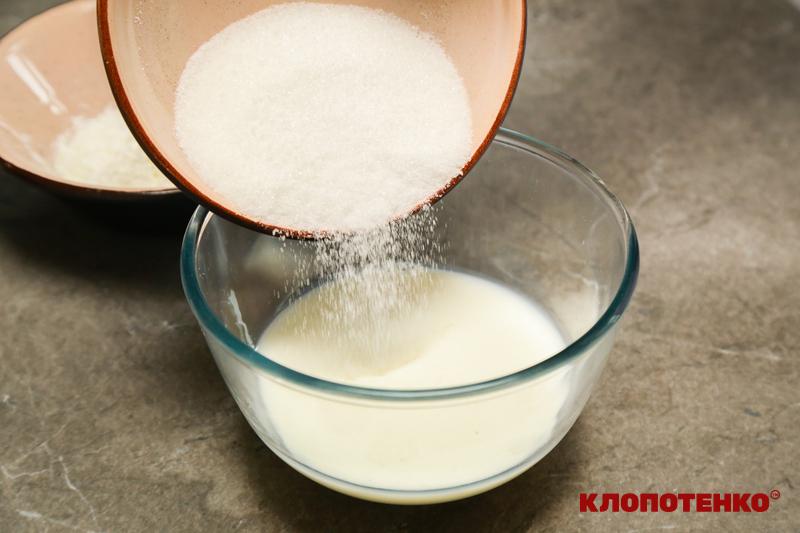 Додавання цукру в суміш молока та крохмалю