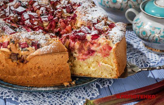 Шарлотка з ревенем