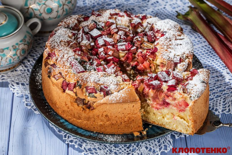 Шарлотка з ревенем