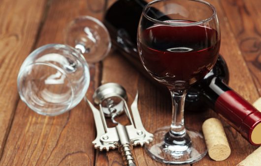 Штопор не знадобиться! П’ять лайфхаків, як відкрити пляшку вина