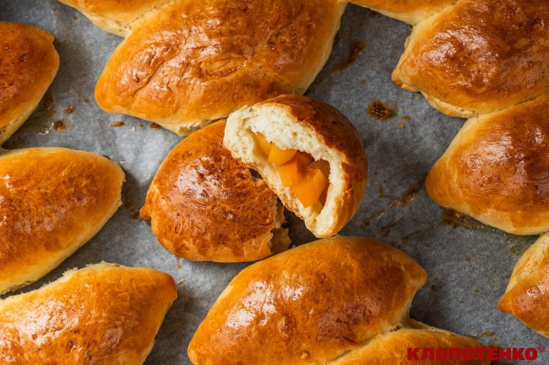 Пиріжки з абрикосами