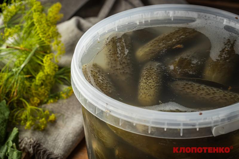 квашені огірки в пластиковому відрі
