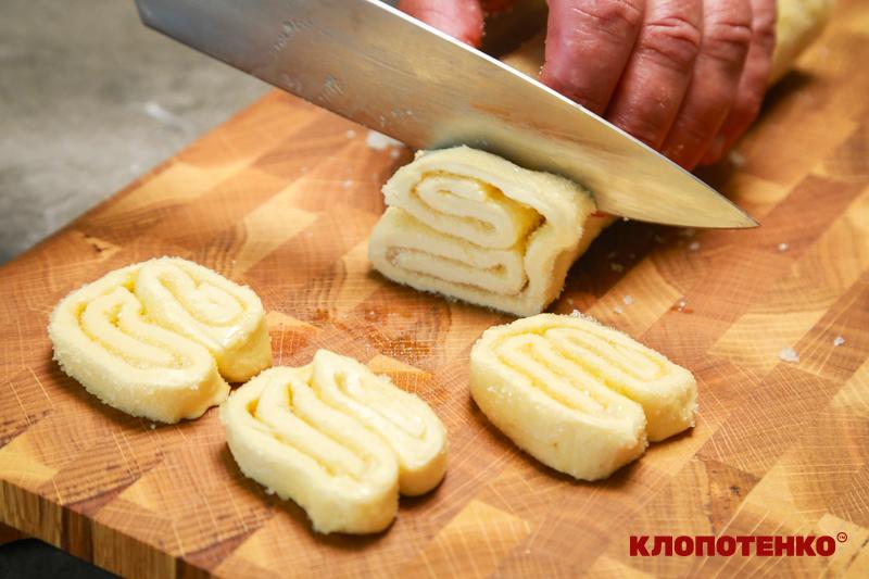 Нарізання рулету на окреме печиво