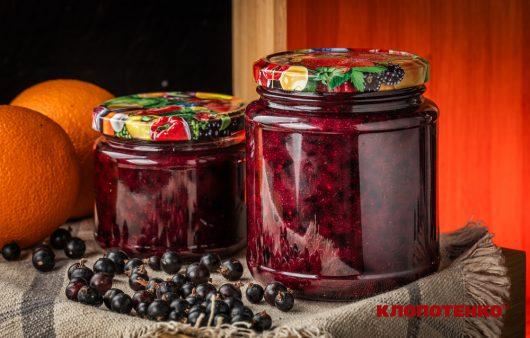 Перетерта смородина з цукром та апельсином