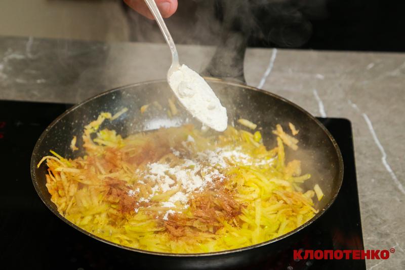 Додавання борошно до яблук