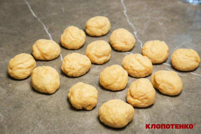 Розділення тіста на кульки