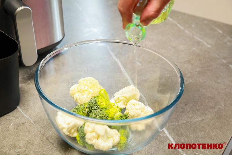 Додавання олії до овочів