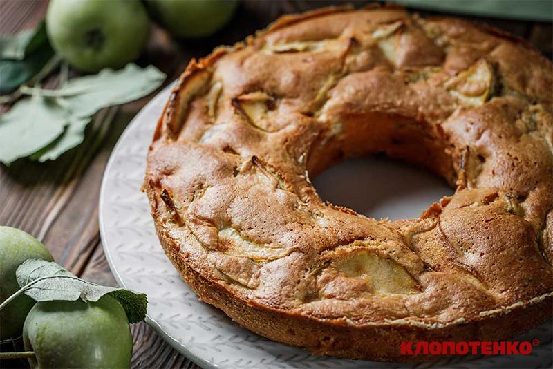 Шарлотка з яблуками