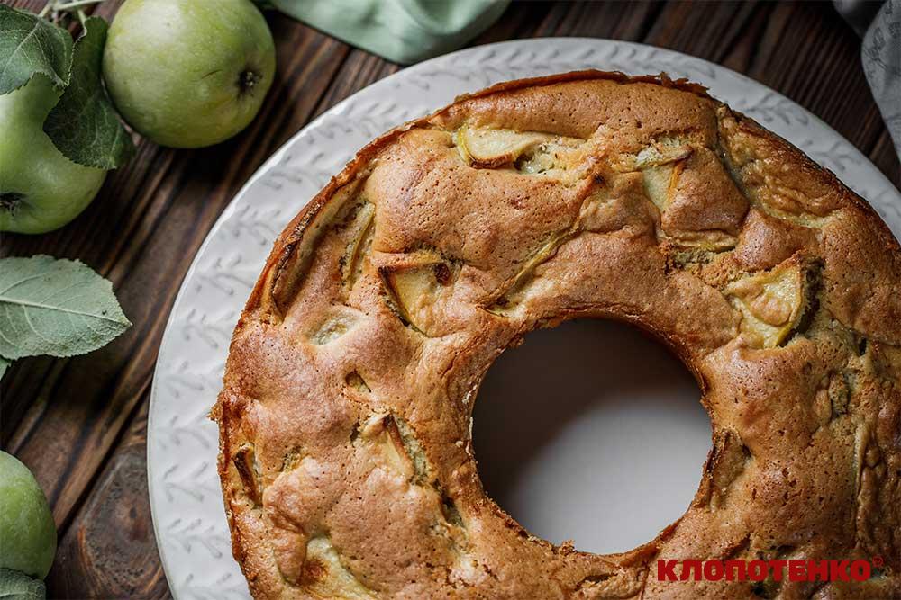 Шарлотка з яблуками