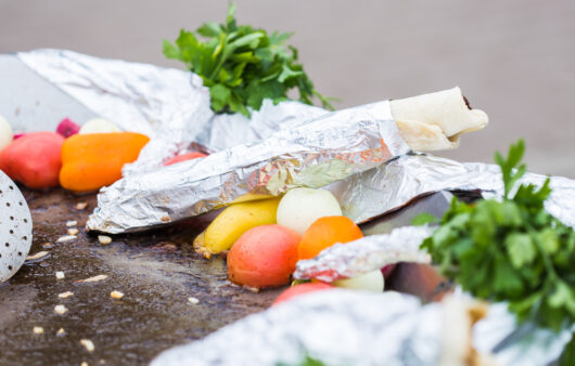 Помідори, лимони та ще 3 продукти: що науковці не радять загортати у фольгу