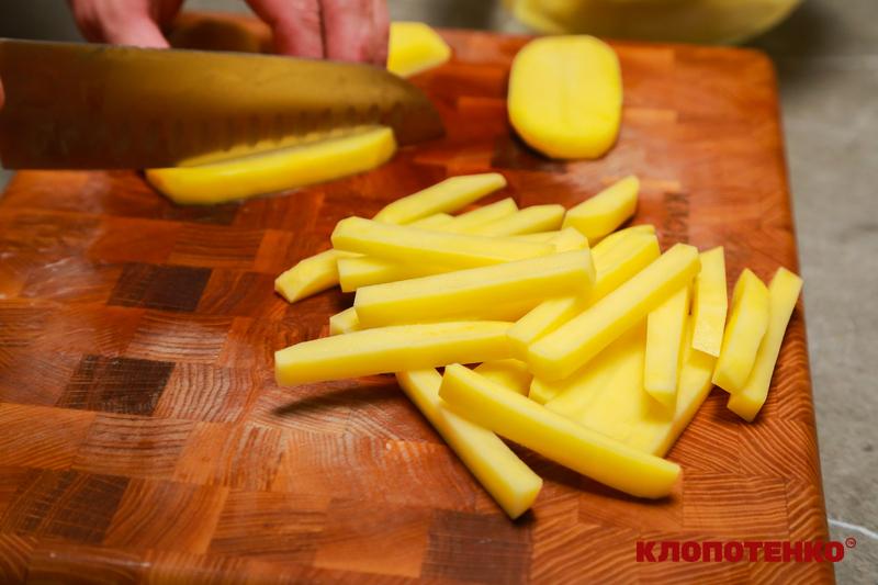 Нарізання картоплі правильними брусочками для картоплі фрі