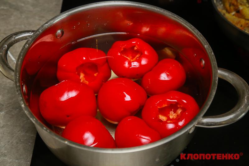 Перець з часником у каструлі
