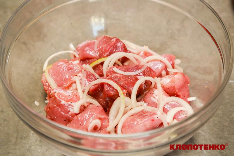 Шматочки м'яса, замариновані з цибулею