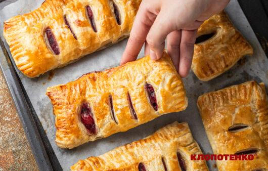 Солодка випічка з листкового тіста: 10 рецептів для затишного чаювання від Євгена Клопотенка