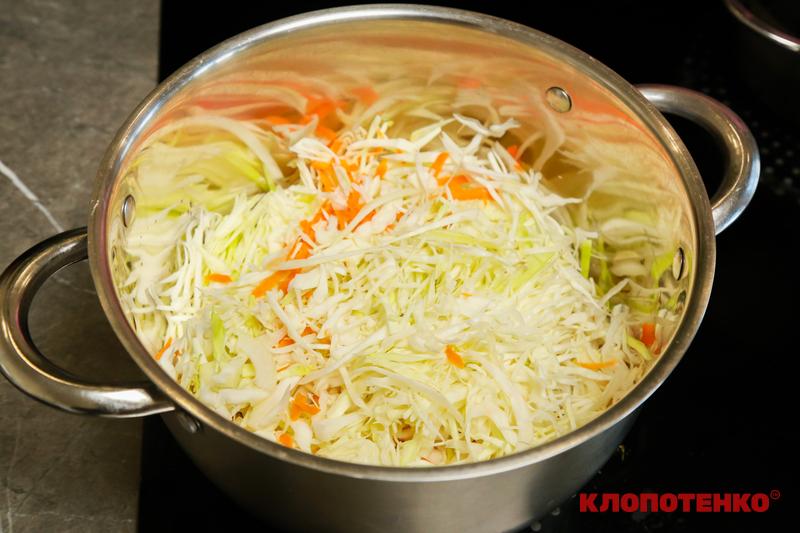 Овочі тушкуються в каструлі