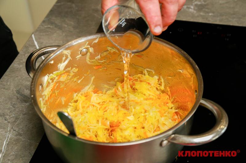 Додавання оцту в тушковану капусту