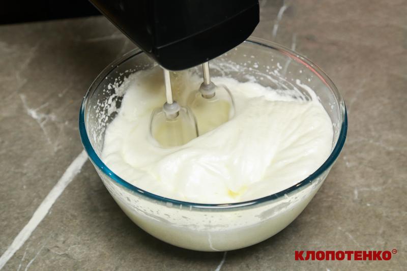 Яєчні білки збиваються міксером
