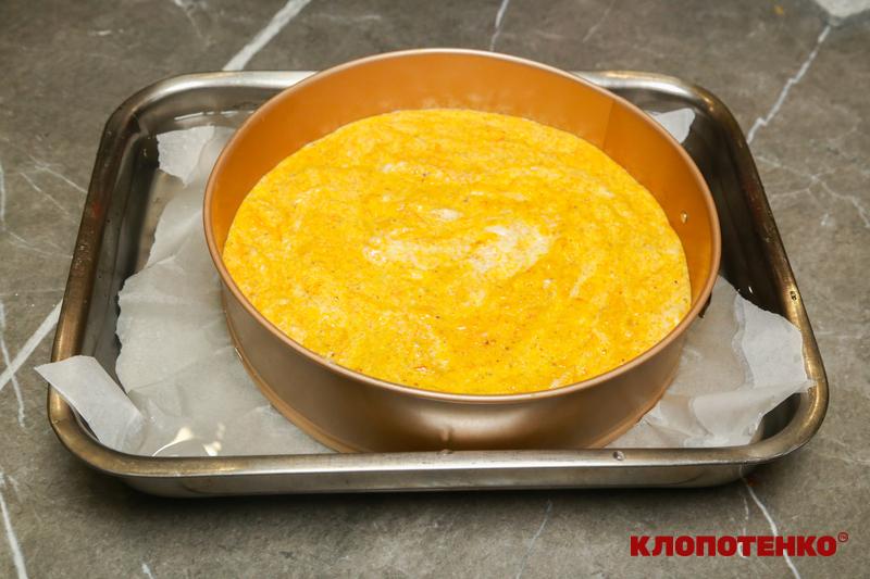 Форма з тістом у водяній бані