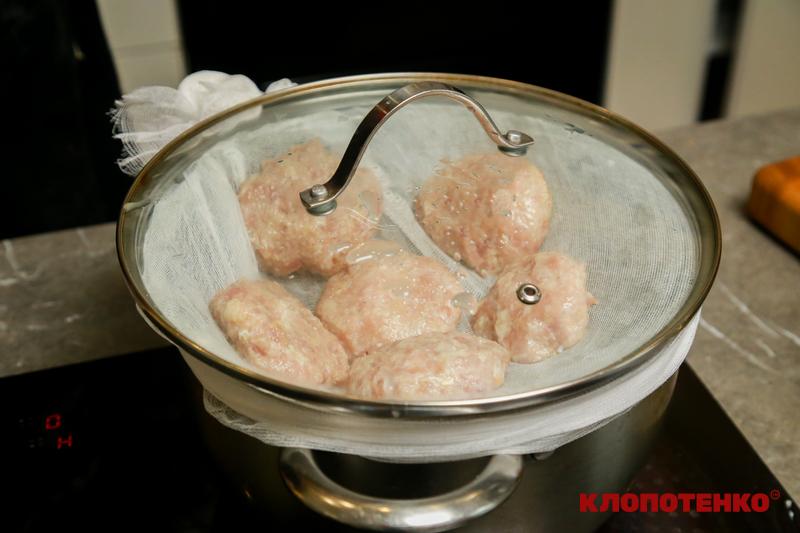 курячі котлети на пару в каструлі