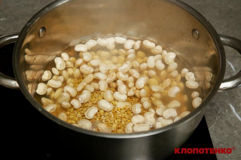 Квасоля та перлова крупа варяться в каструлі