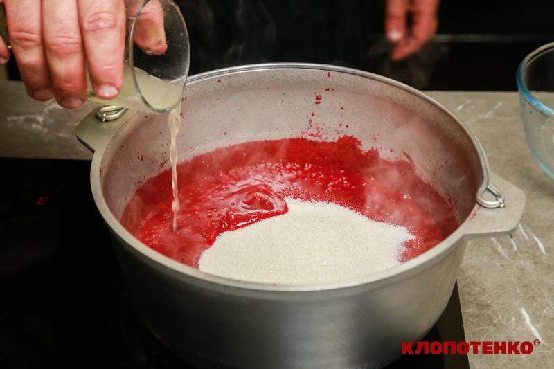 Додавання цукру та лимонного соку до сливового пюре