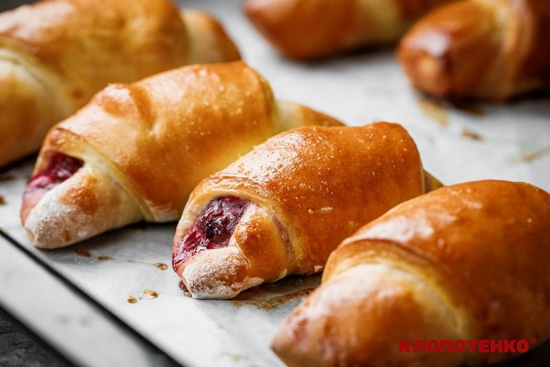 Рогалики з вишнею