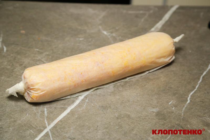 Сформований, готовий до випікання рулет