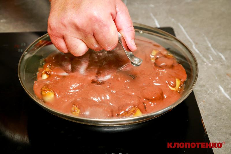 шоколадний торт на сковороді,