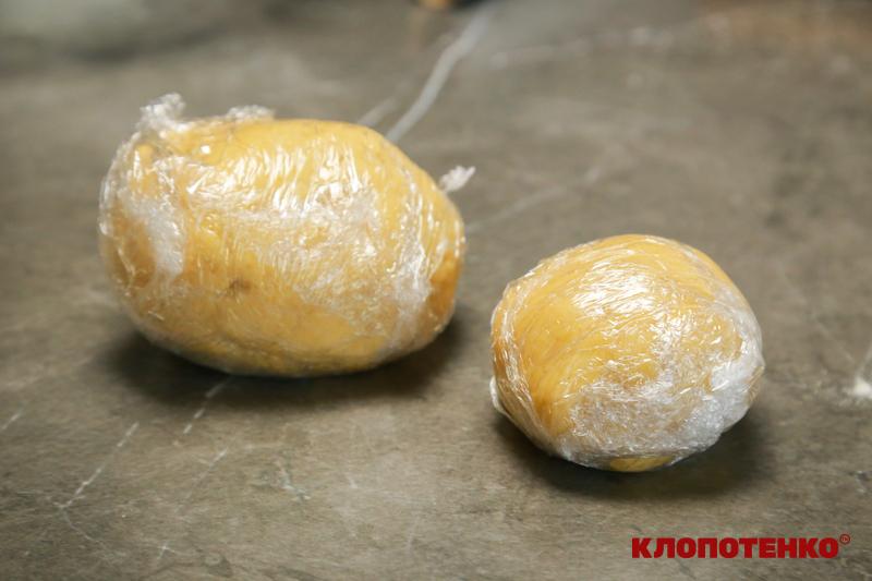 Два сформовані шматочки тіста