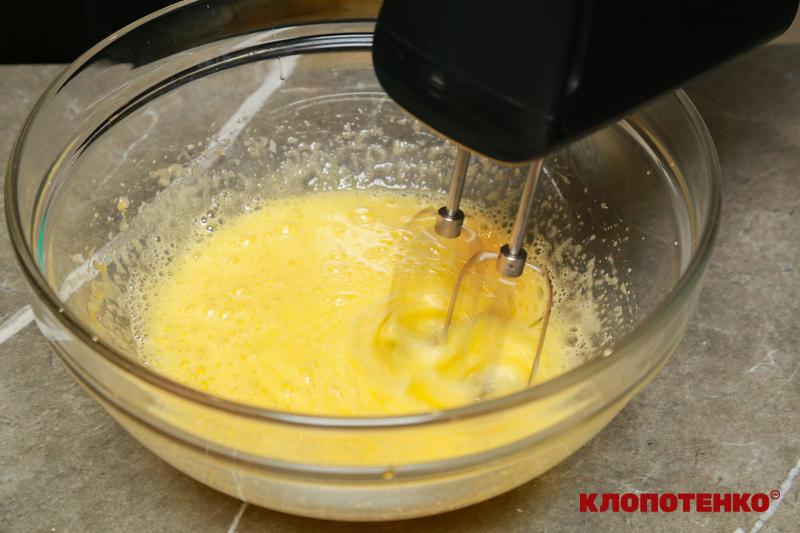 Збивання міксером яєць з цукром